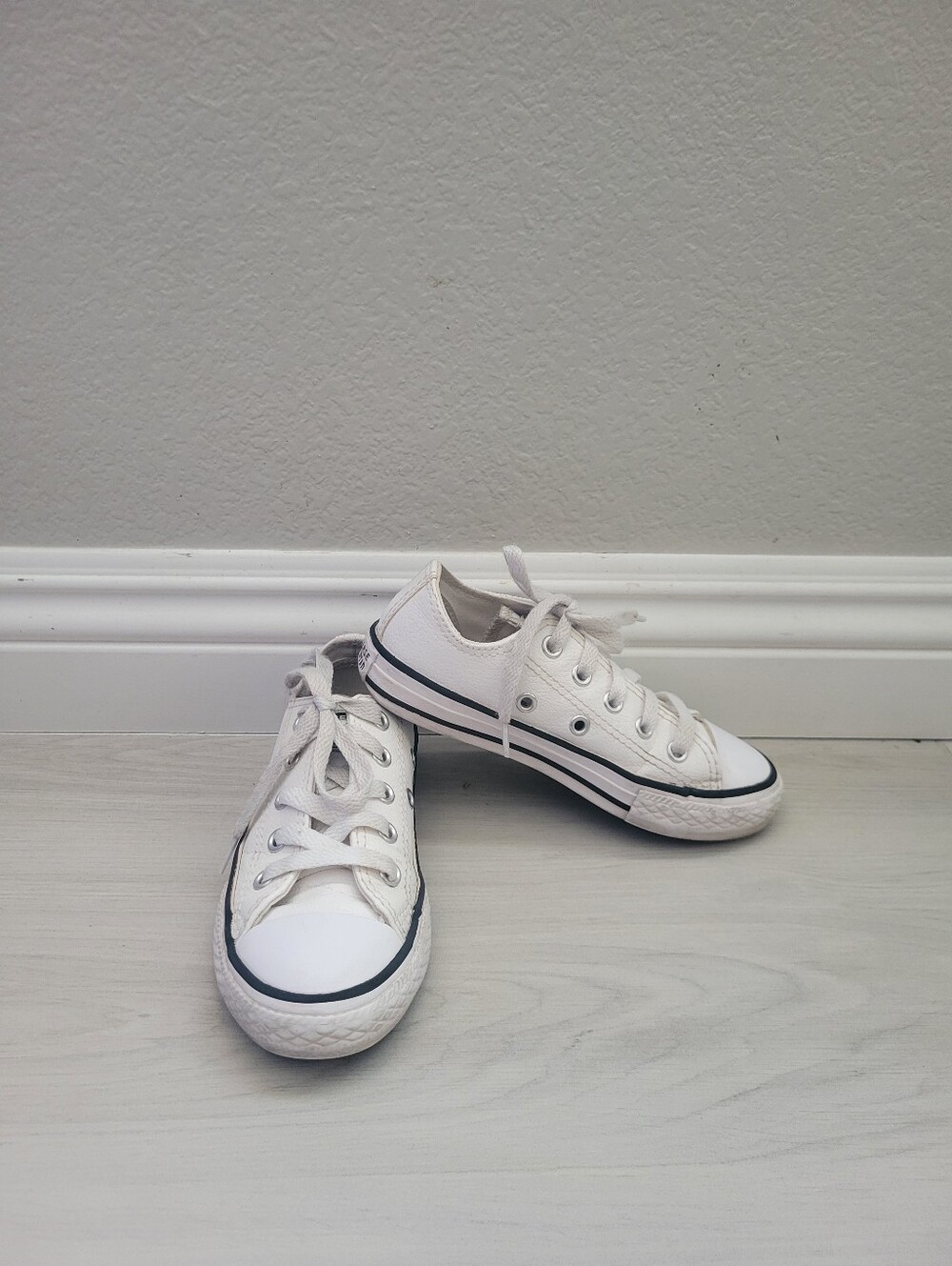 White Kids Converse Low-Top Sneakers Size 11 Leather Classic